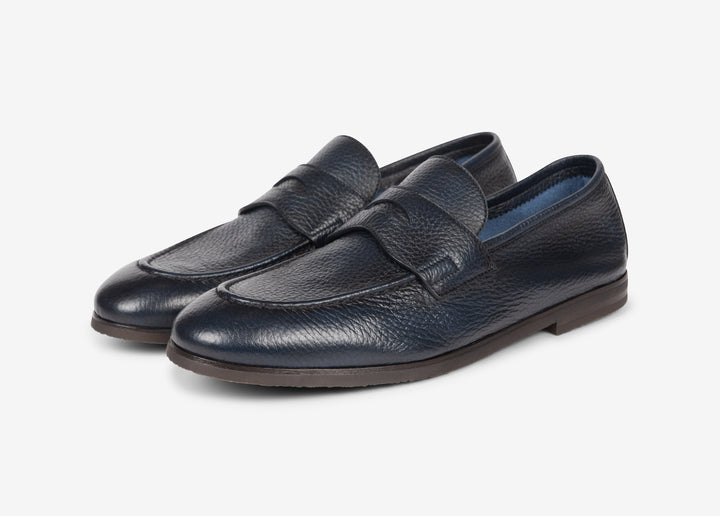 Blue hand-aged loafer in deerskin