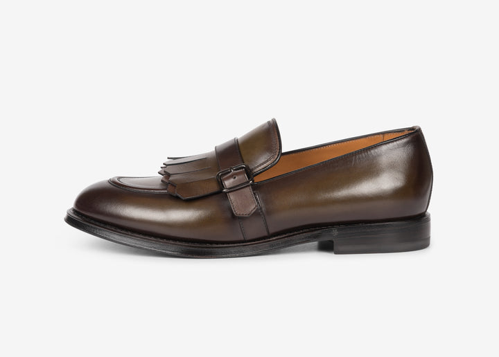 Hand-aged loafer with fringe and buckle