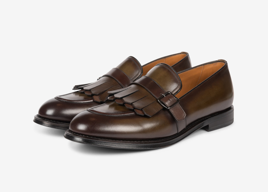 Hand-aged loafer with fringe and buckle