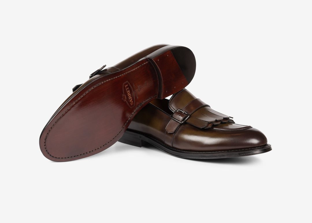 Hand-aged loafer with fringe and buckle