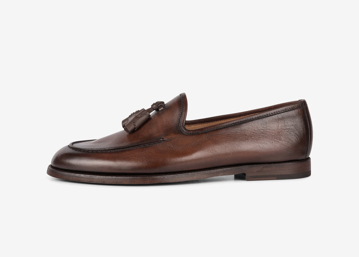 Brown loafer with tassels in hand-aged leather 