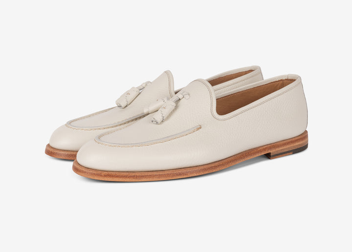 White loafer with tassels in grained leather