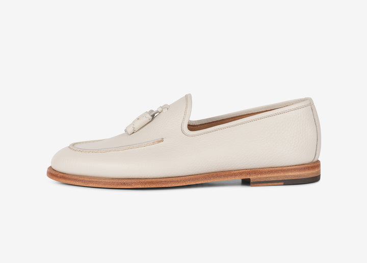 White loafer with tassels in grained leather