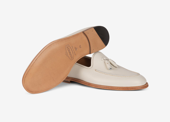 White loafer with tassels in grained leather