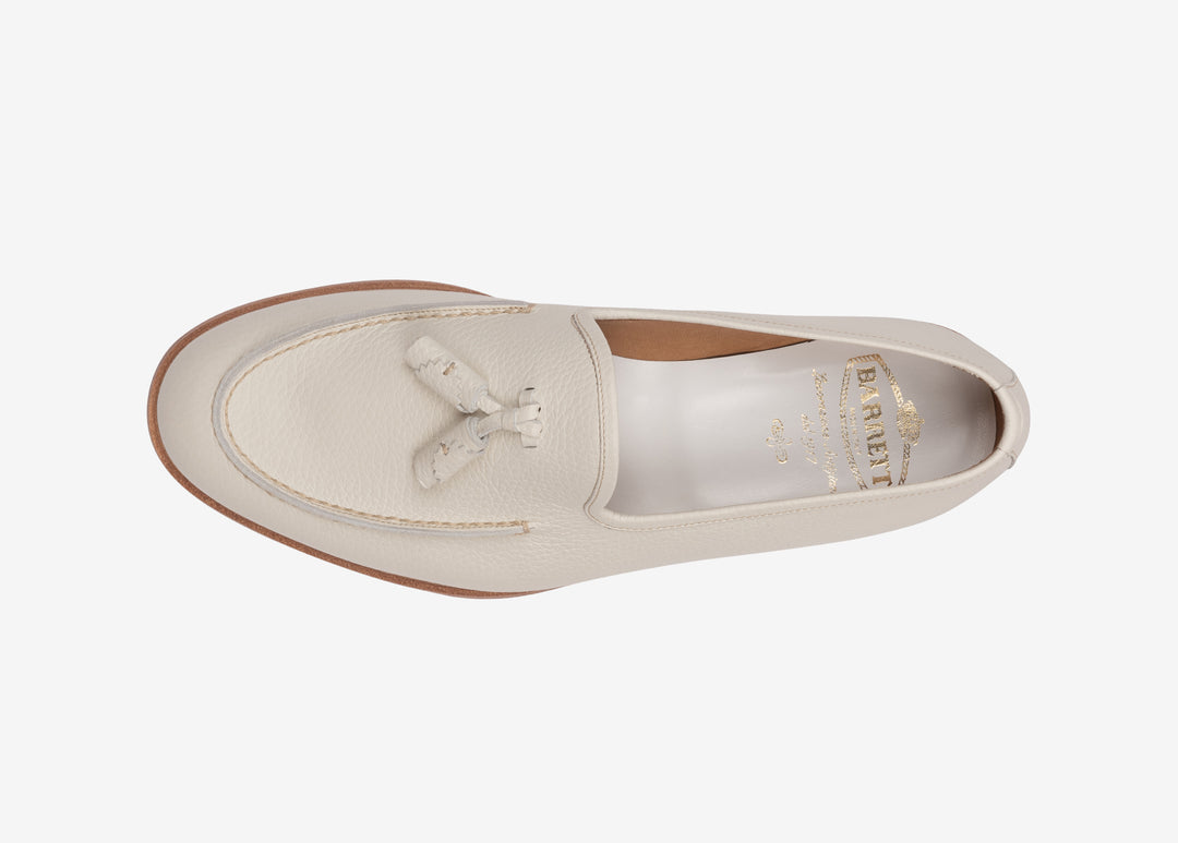 White loafer with tassels in grained leather