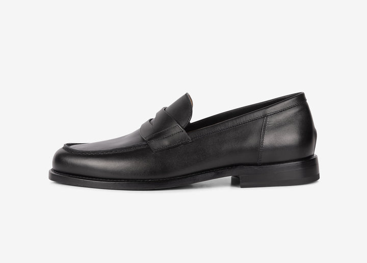 Black college loafer in hand-aged leather