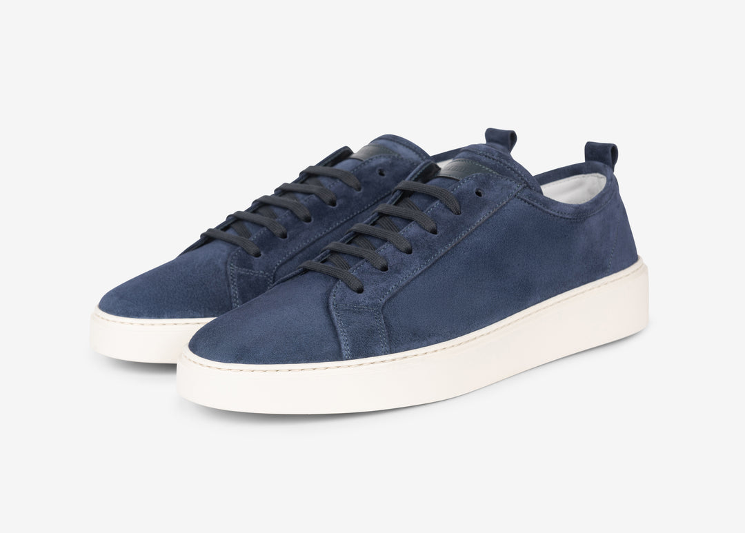 Sneaker in blue navy suede