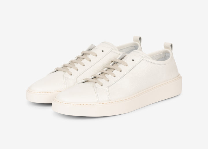 White sneaker in grained leather